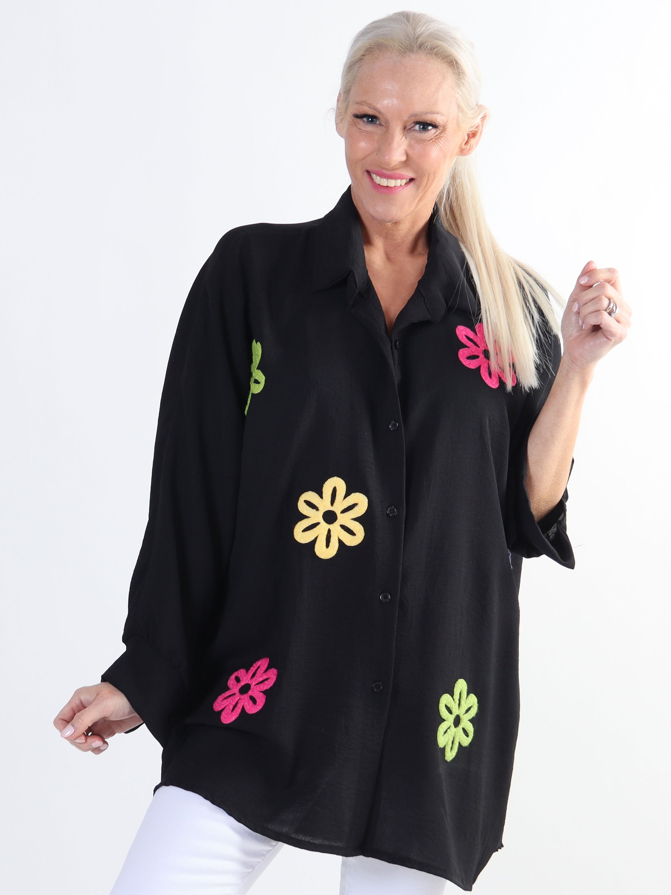 Katrin - Plus size skjorte med fine farvet blomster foran